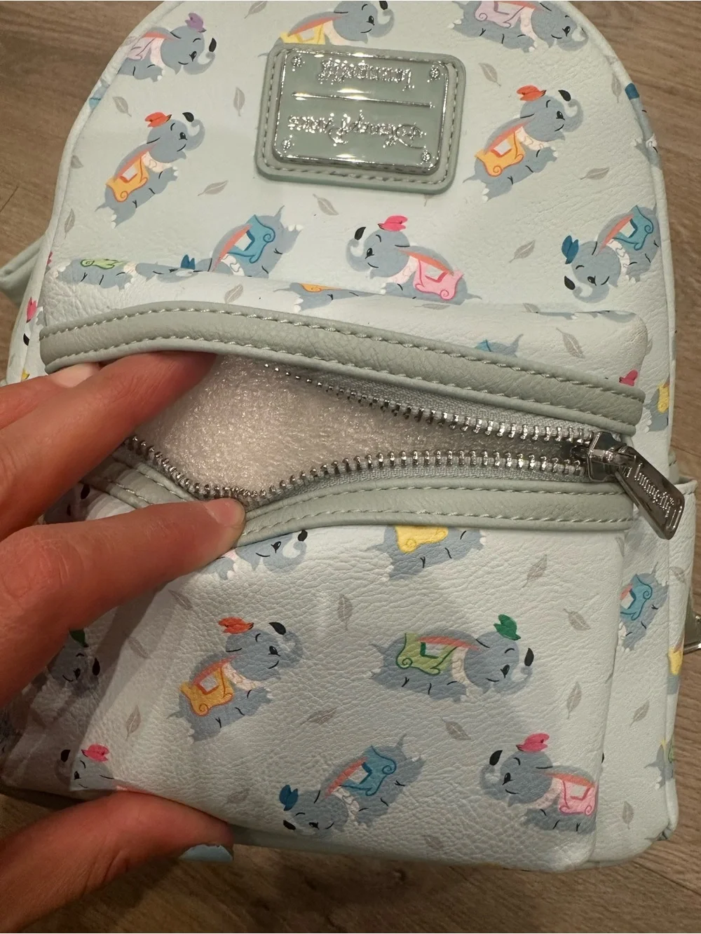Loungefly Disney Dumbo mini backpack - Picture 6 of 7